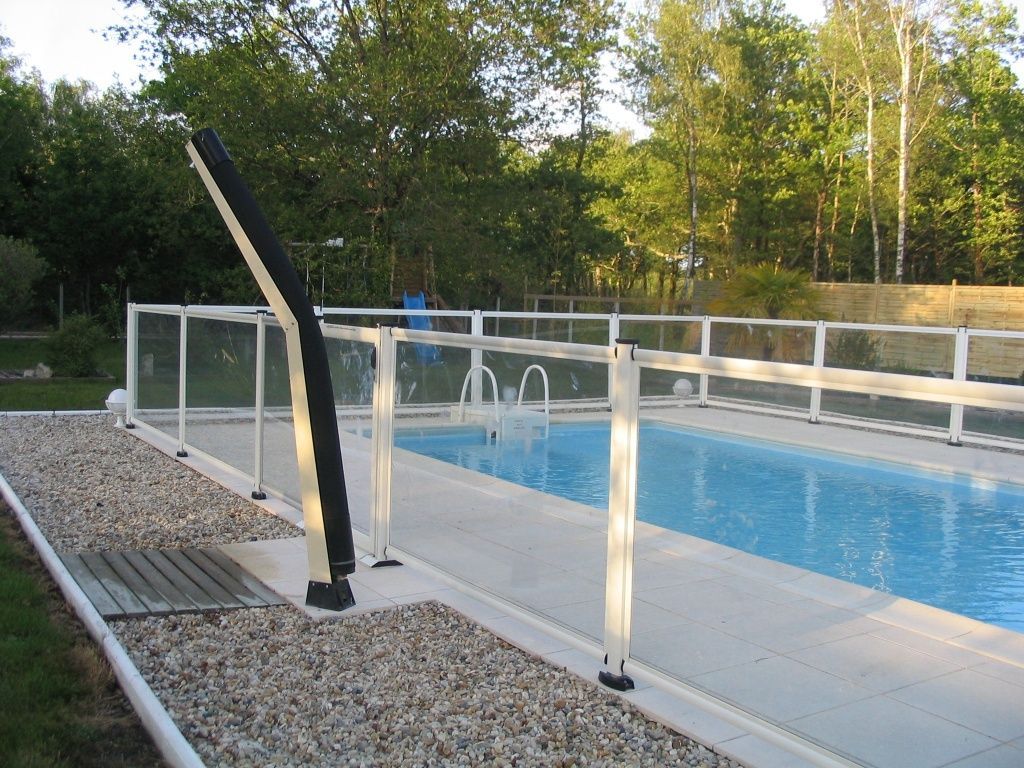 Ducha de diseño moderno junto a la piscina