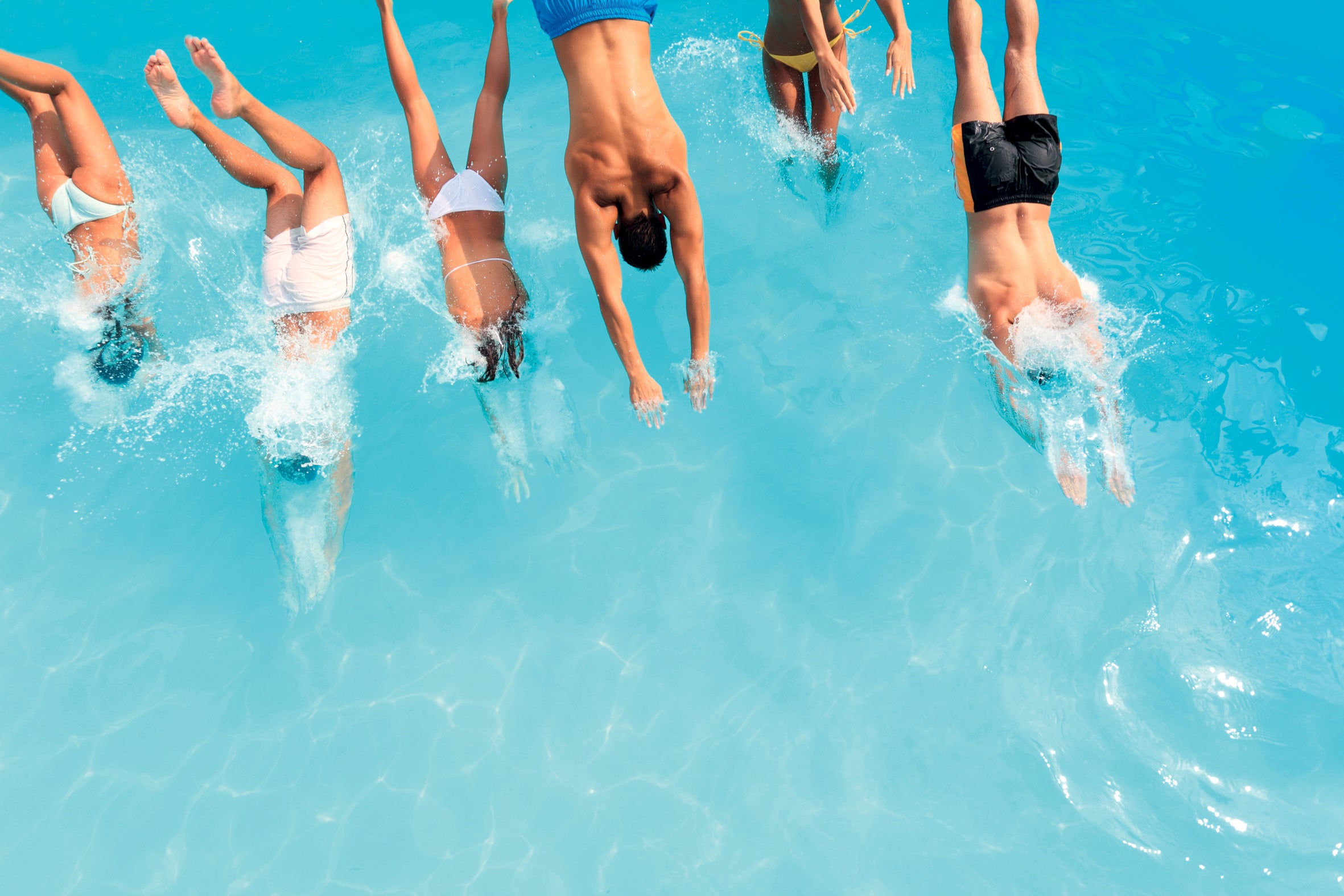 Salto grupal en una piscina
